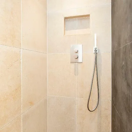 Mycitylofts Calypso Tower Apartment *